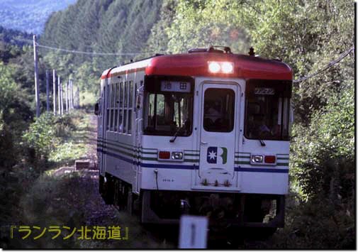 峠に向かう車両